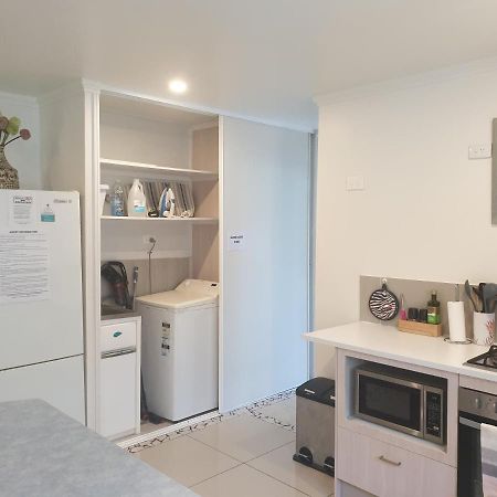 Pet Friendly & Spacious Two Bedroom Guest Unit Caloundra Luaran gambar